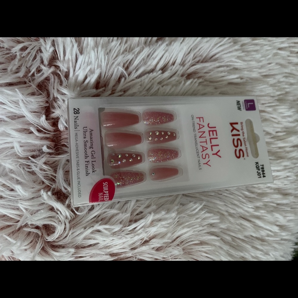 Press on kiss nails